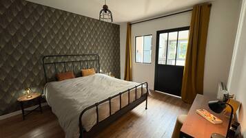 1 dormitorio, tabla de planchar con plancha, wifi y ropa de cama