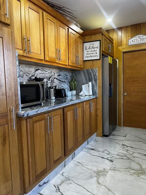 Frigorifero, microonde, macchina per tè/caffè, tostapane