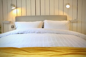 5 bedrooms, iron/ironing board, internet, bed sheets