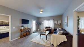 Tabla de planchar con plancha, wifi y ropa de cama