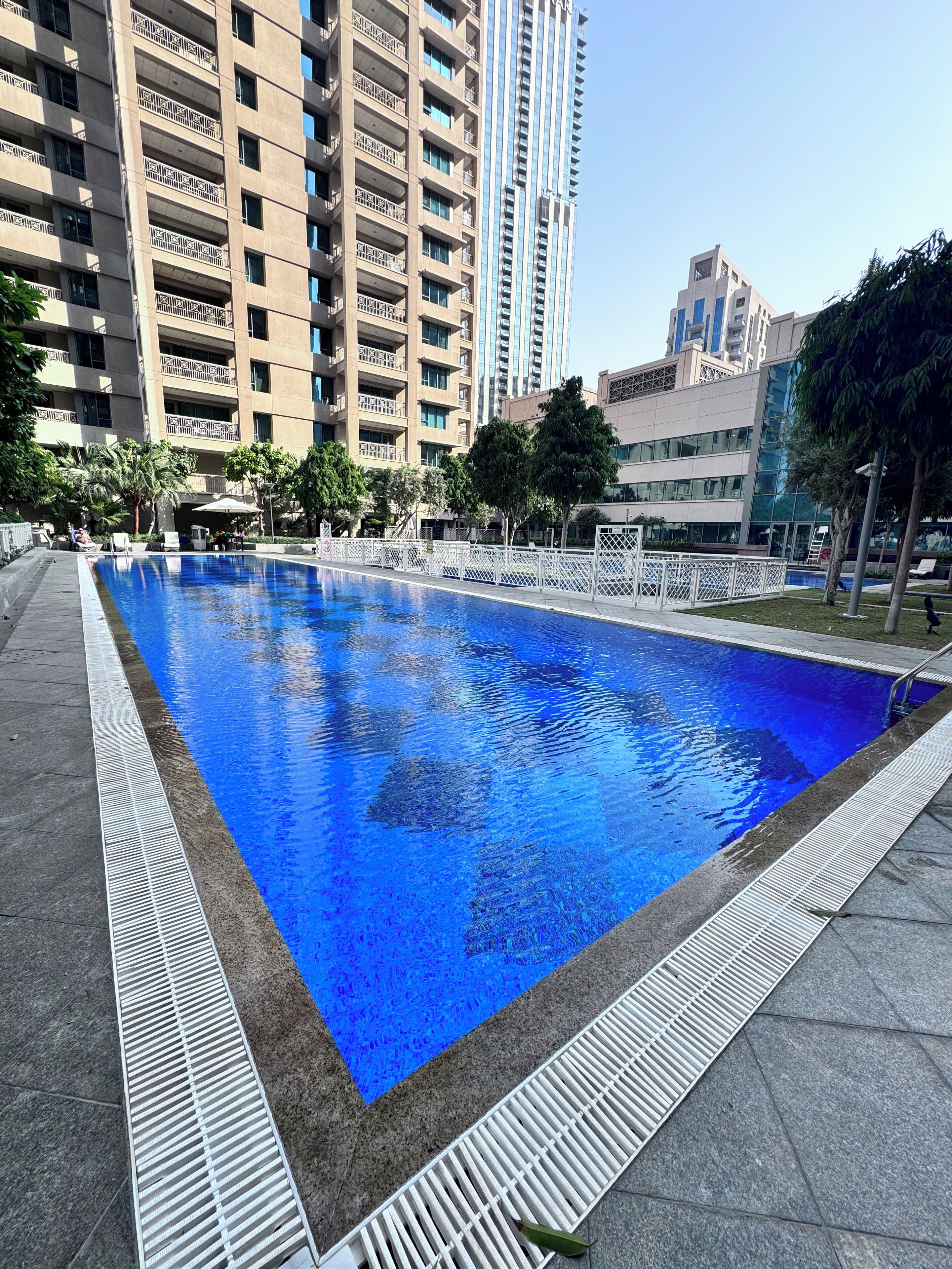 สระว่ายน้ำกลางแจ้ง เปิด 7:00 น. ถึง 22:00 น., ร่มริมสระว่ายน้ำ