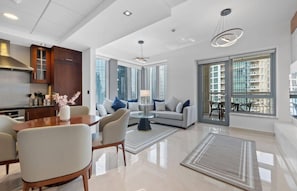 Apartamento superluxo, 2 quartos, vista para a cidade | Área de estar