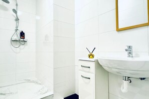 Shower, hair dryer, towels, soap - Beautiful Room Near Belvedere Palace & City Center (Vienna)
