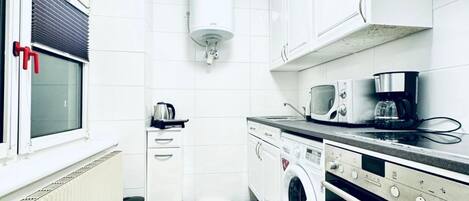 ثلاجة، ميكروويف، فرن، موقد طهي مسطح