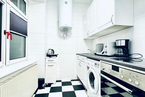 Kühlschrank, Mikrowelle, Ofen, Herdplatte