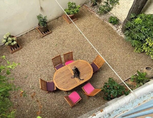 Outdoor dining - Spacious apartment in Nîmes for 8 people (Nîmes)