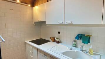 Réfrigérateur, four, lave-vaisselle, cafetiÚre/bouilloire