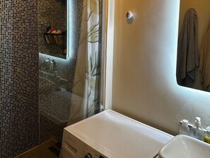 Dusche, Haartrockner, Handtücher