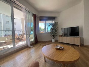 TV - Facing the sea, 2 steps from the beaches (Antibes)