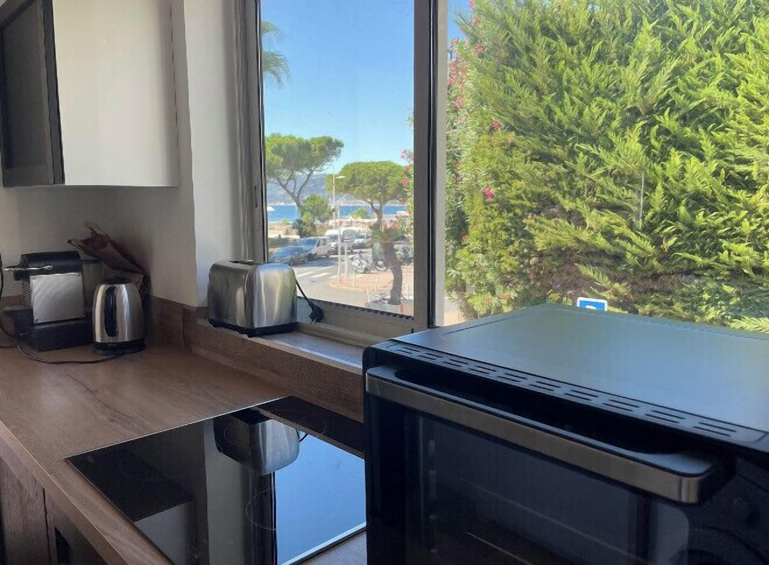 Fridge, microwave, oven, coffee/tea maker