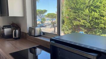 Fridge, microwave, oven, coffee/tea maker