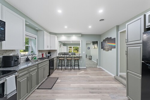 Modern 4-bedroom house on PYM Lake with hot tub