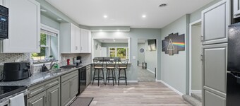 Modern 4-bedroom house on PYM Lake with hot tub