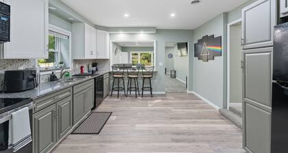 Modern 4-bedroom house on PYM Lake with hot tub