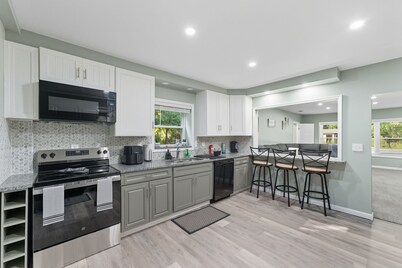 Modern 4-bedroom house on PYM Lake with hot tub