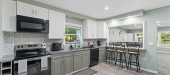 Modern 4-bedroom house on PYM Lake with hot tub