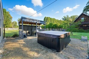 Outdoor spa tub - Modern 4-bedroom house on PYM Lake with hot tub (Jamestown)