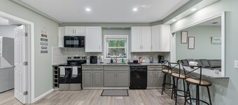 Modern 4-bedroom house on PYM Lake with hot tub