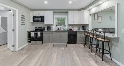 Modern 4-bedroom house on PYM Lake with hot tub