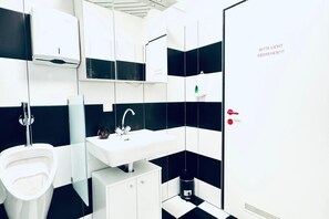 Een douche, een haardroger, handdoeken, zeep