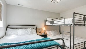 3 quartos, escrivaninha, ferros/tábuas de passar roupa