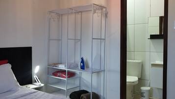 1 habitación, tabla de planchar con plancha, wifi y ropa de cama