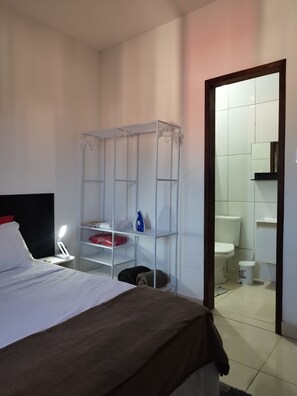 1 slaapkamer, een strijkplank/strijkijzer, wifi, beddengoed