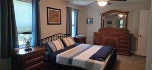 3 bedrooms, desk, iron/ironing board, free WiFi