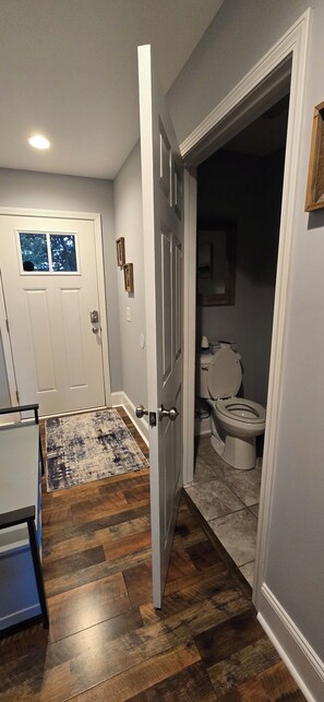 Douche, serviettes fournies, savon, shampooing