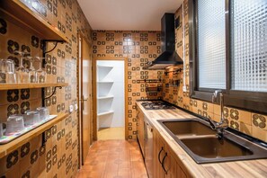Een koelkast, een microgolfoven, een oven, een vaatwasser