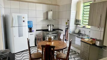 Full-sized fridge, microwave, oven, stovetop