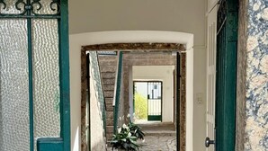 A narrow stone-paved corridor with a staircase leading to a door. - Hostel Casa Aprazível (Rio de Janeiro)