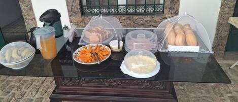 Una mesa de buffet con diversos alimentos y una estación de café.