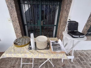 بوفيه فطور مجانًا يوميًا