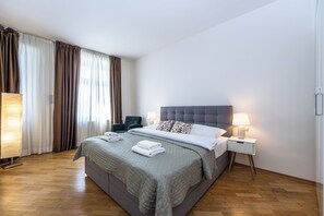 2 bedrooms, iron/ironing board, internet, bed sheets