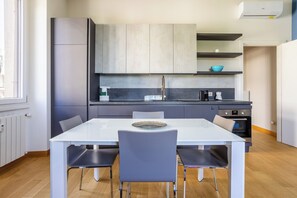 Jääkaappi, mikroaaltouuni, uuni, liesi