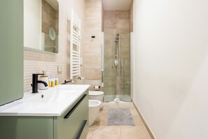 Douche, sèche-cheveux, bidet, serviettes fournies