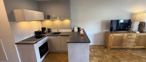 Frigorífic, placa de cuina, rentaplats i cafetera i tetera