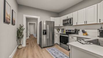 Refrigerador, microondas, horno y parrilla de estufa