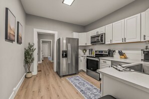 Fridge, microwave, oven, stovetop - Cedar+Ash. A family retreat (Pensacola)