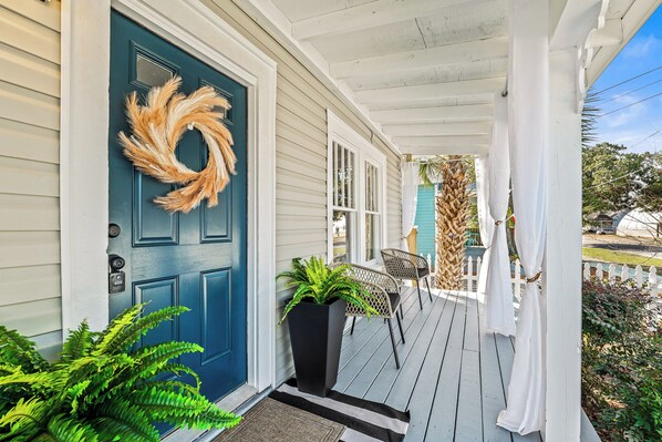 Exterior detail - Cedar+Ash. A family retreat (Pensacola)