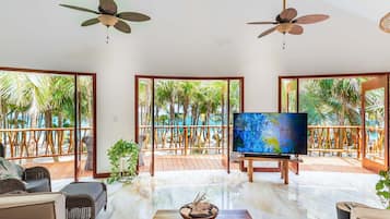 Luxe villa | Woonruimte | Een televisie