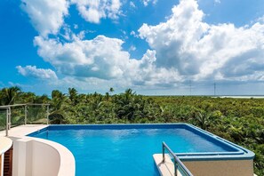 Luxury Villa | Pool