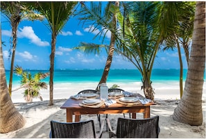 Luxury Villa | Outdoor dining