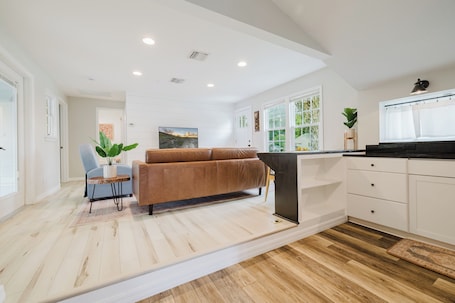 Smart TV. Charming 1950's Cottage, boat parking, hot tub, walking distance to lake Dora