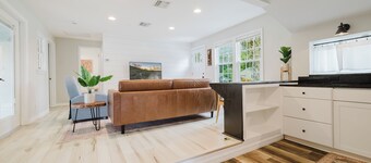 Charming 1950's Cottage, boat parking, hot tub, walking distance to lake Dora