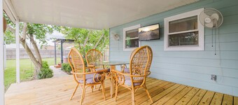 Charming 1950's Bungalow with hot tub walking distance to lake Dora!