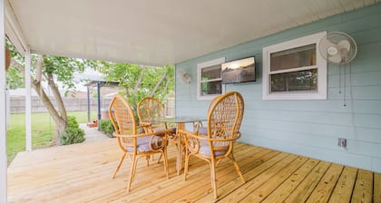 Charming 1950's Bungalow with hot tub walking distance to lake Dora!
