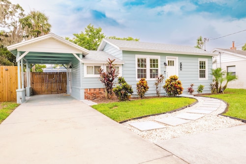 Charming 1950's Cottage, boat parking, hot tub, walking distance to lake Dora