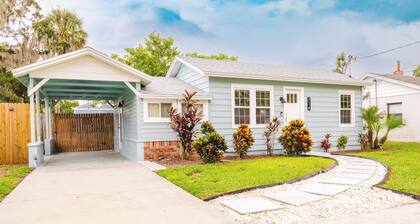 Charming 1950's Cottage, boat parking, hot tub, walking distance to lake Dora